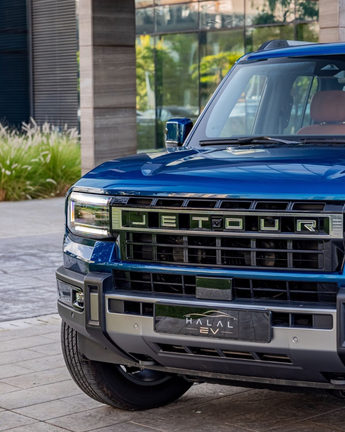 Jetour G700 plug-in hybrid SUV in Navy Blue, front three-quarter view