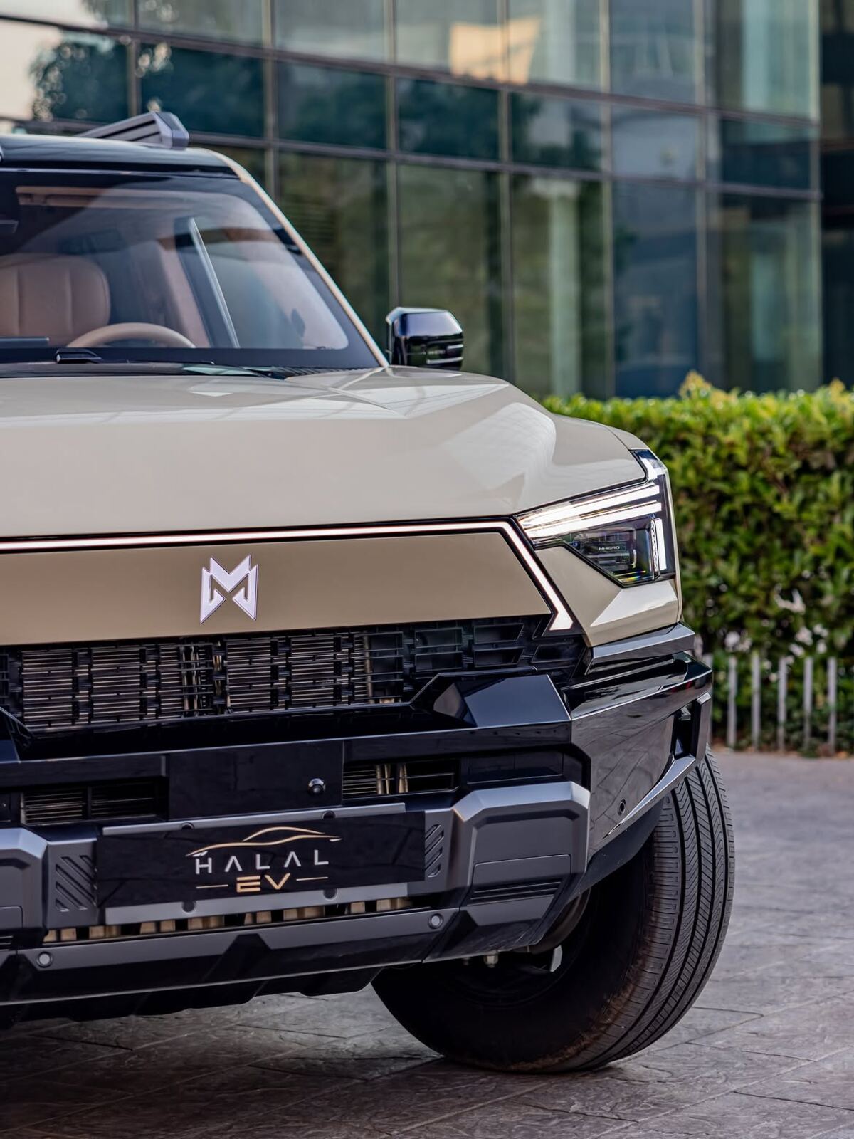 MHERO 817 MAX electrified off-road SUV, front three-quarter view